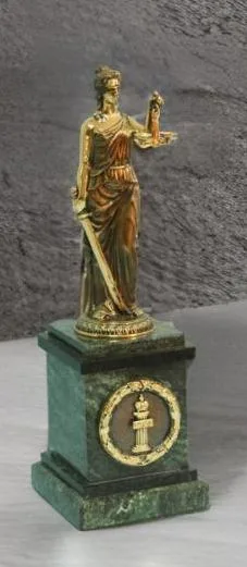 Бронзовая статуэтка «Закон» (Фемида) на змеевике — оригинальный подарок