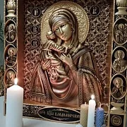 Подарочная резная Икона Св. Владимирская — фотография 3