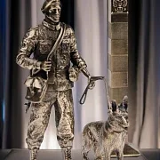 Бронзовая статуэтка «Пограничник», 140×60×35 мм — необычный подарок — фотография 1