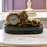 На память: Сувенирные настольные часы с бронзовым львом — фотография 1
