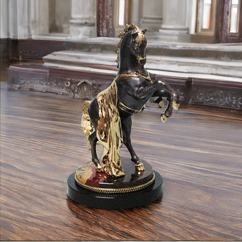 Скульптура «Конь с уздой» с яшмой и долеритом — красивый подарок