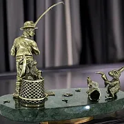 На память: Бронзовая композиция «Рыбак» с зайцем и змеевиком — фотография 1
