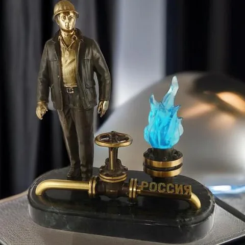Бронзовый сувенир «Работник российской газовой промышленности» со змеевиком — оригинальный подарок