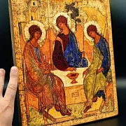 Икона Святая Троица. 36*30 с подставкой — необычный подарок — фотография 1