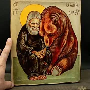 Икона деревянная "Серафим Саровский с медведем" — красивый подарок — фотография 1