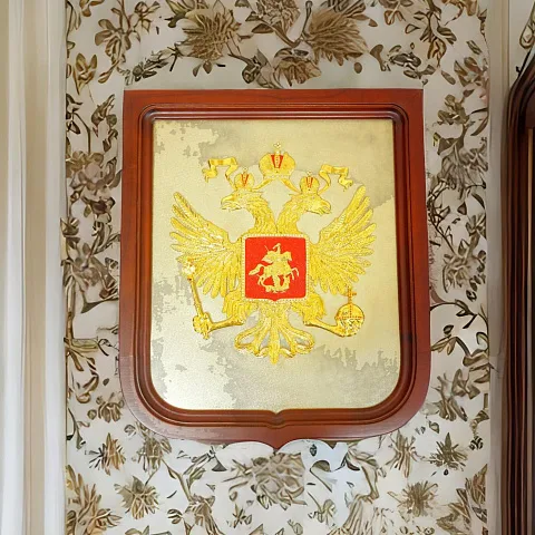 Плакетка «Герб России» из латуни и дерева — оригинальный подарок