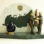 Бронзовый сувенир «Российская добыча нефти» на камне — красивый подарок — фотография 2