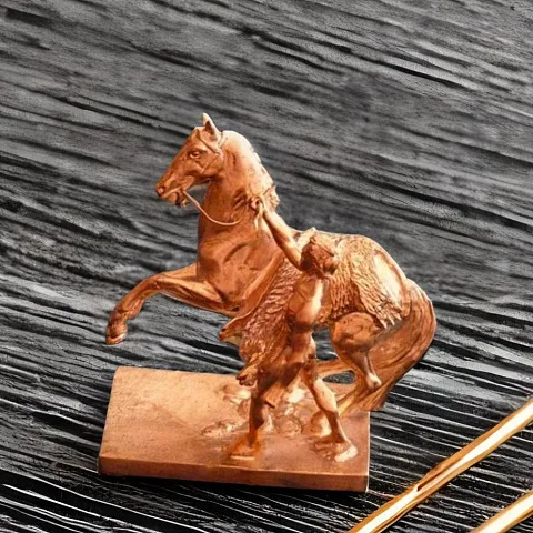 На память: Композиция «Аничков мост № 2» из бронзы и камня