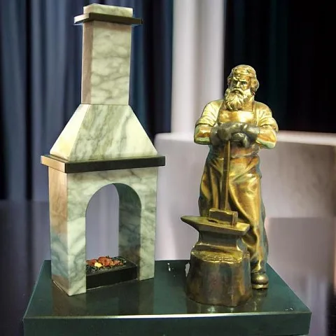 Бронзовая статуэтка «Кузнец с печкой» на змеевике — красивый подарок