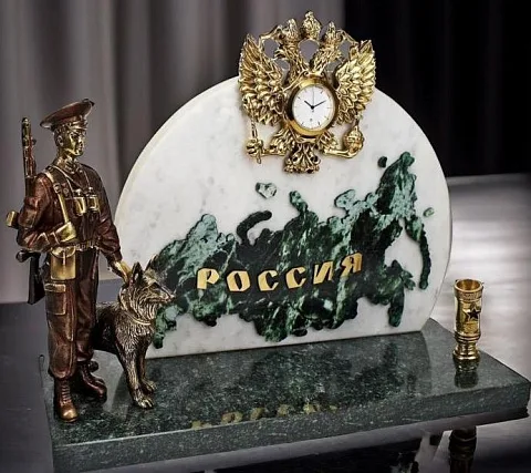 На память: Настольные часы «Пограничник с собакой»