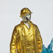 Бронзовая композиция «Сотрудник газовой промышленности» — оригинальный подарок — фотография 3