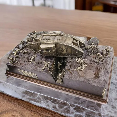 Диорама «Битва на реке Сомме», бронза и ясень, 1:35 — красивый подарок