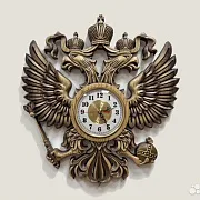 На память: Резные часы с гербом РФ из ясеня — фотография 1