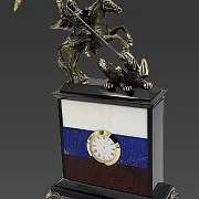 Настольные часы «Георгий Победоносец» с российским флагом — красивый подарок — фотография 3