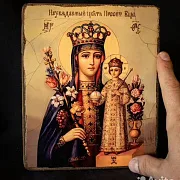 Подарочная икона деревянная " Богоматерь Неувядаемый Цвет" — фотография 1