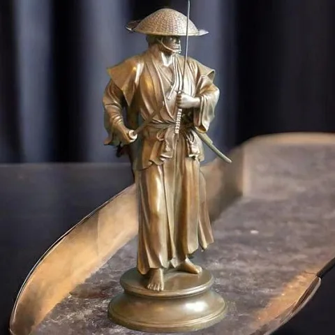 На память: Статуэтка «Самурай с двумя мечами» из бронзы
