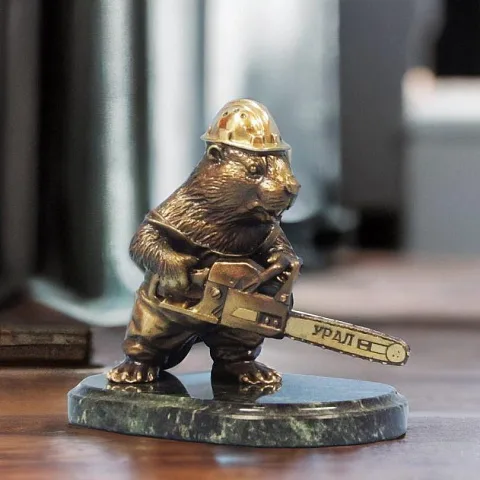 Статуэтка «Бобер» из бронзы с бензопилой — красивый подарок