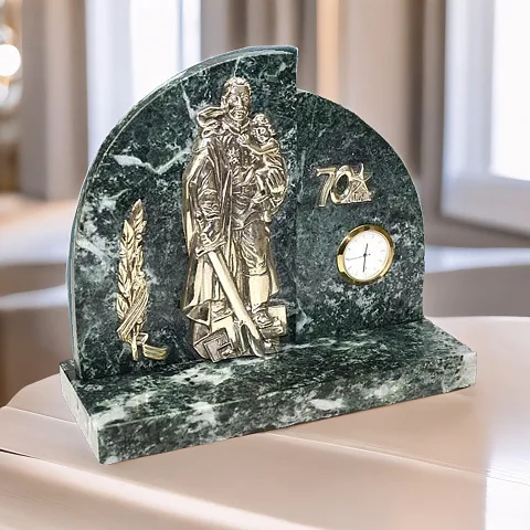 Подарочные часы с солдатом и мечом