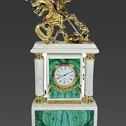 Каминные часы «Георгий Победоносец» из малахита и мрамора — необычный подарок — фотография 3