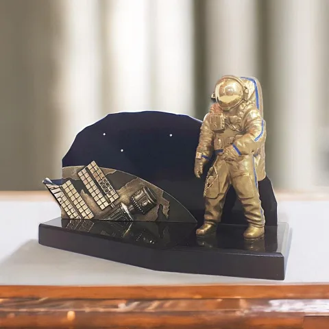 Бронзовая фигурка «В космосе» — красивый подарок