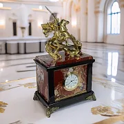Каминные часы «Георгий Победоносец» из яшмы и долерита — красивый подарок — фотография 1