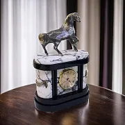 Каминные часы «Конь» из мрамора и долерита — оригинальный подарок — фотография 1