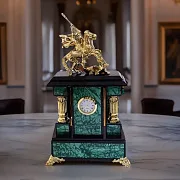 Каминные часы «Георгий Победоносец» на долерите и малахите, 200×95×360 мм — оригинальный подарок — фотография 1