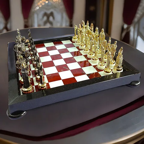 На память: Шахматы из яшмы