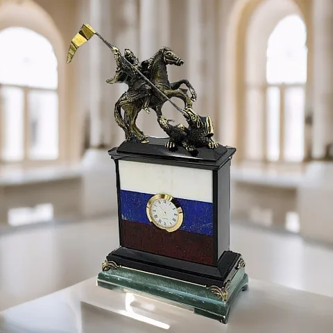 Настольные часы «Георгий Победоносец» с российским флагом — красивый подарок