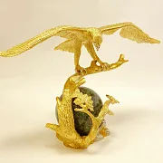 На память: Сувенир «Орел на шаре» с позолотой — фотография 6